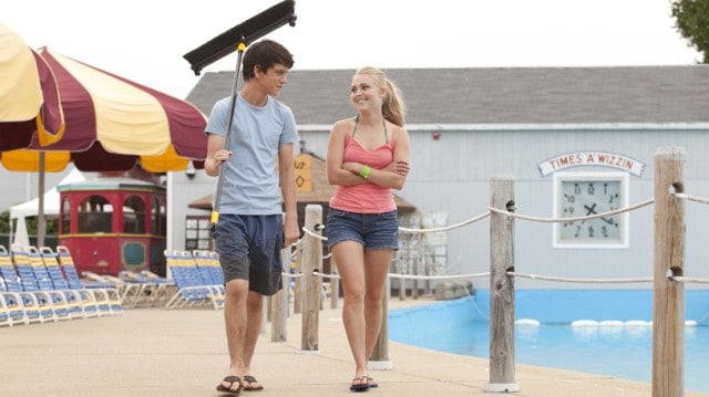 Duncan (Liam James) and Susanna (AnnaSophia Robb) begin their awkward romance. 