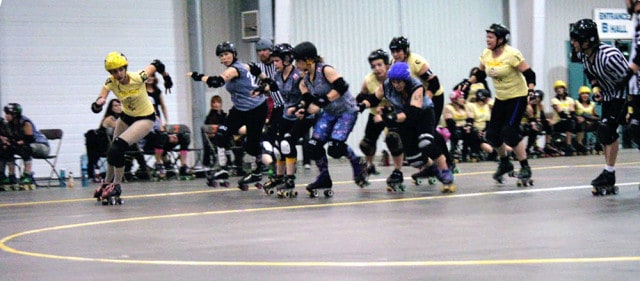A jammer for the Killa’ Bees breaks free from the pack. 