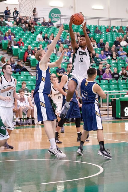 The men’s basketball team treated the home crowd to two victories last weekend.