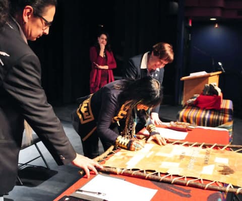 Artist Buffy Sainte-Marie and U of S President Ilene Busch-Vishniac sign a memorandum of understanding to develop Aboriginal culture in Saskatchewan’s education system.