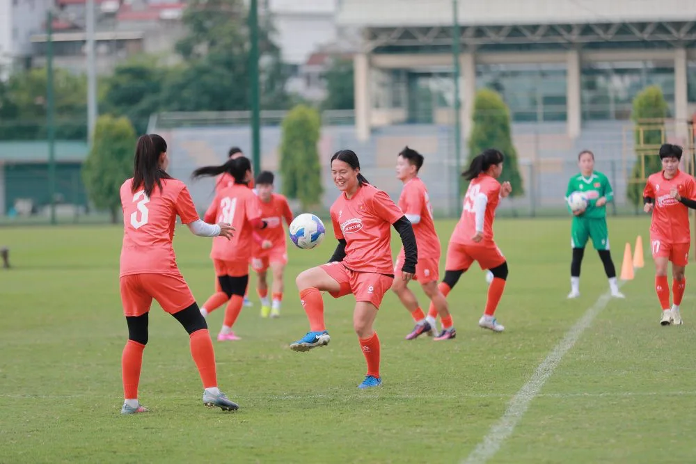 Nammi on the field with the Vietnam Football Federation.