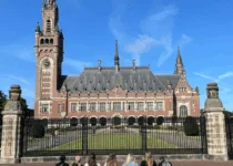 Students sitting outside the Peace Palace | Dr. Kristen Fisher